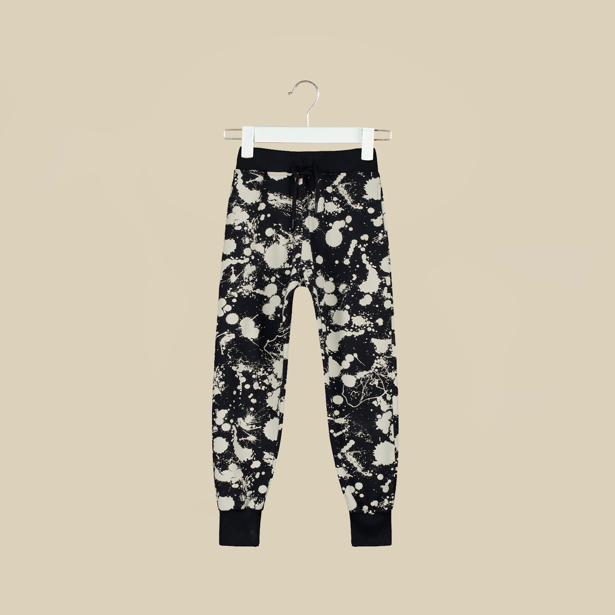 Pantalone jogger nero con macchie di pittura
