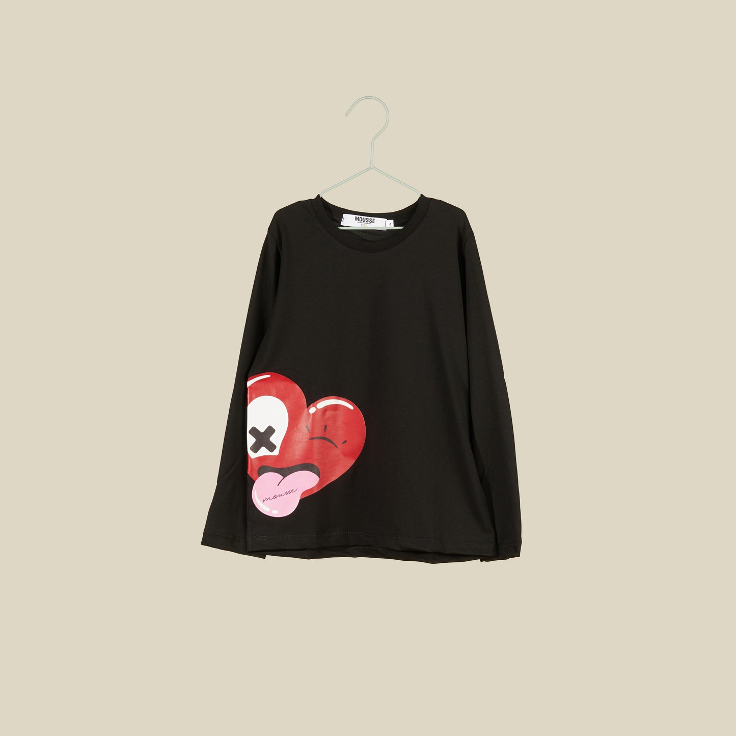 T-shirt nera a manica lunga con cuore Love