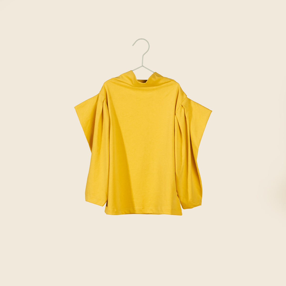 Maglia in jersey giallo sole con scollo a cratere