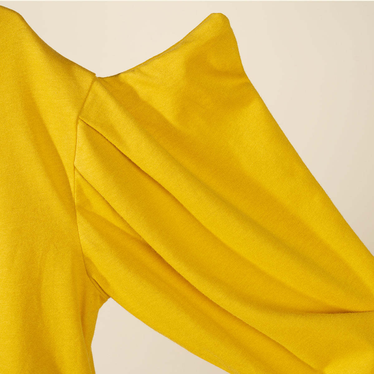 Maglia in jersey giallo sole con scollo a cratere
