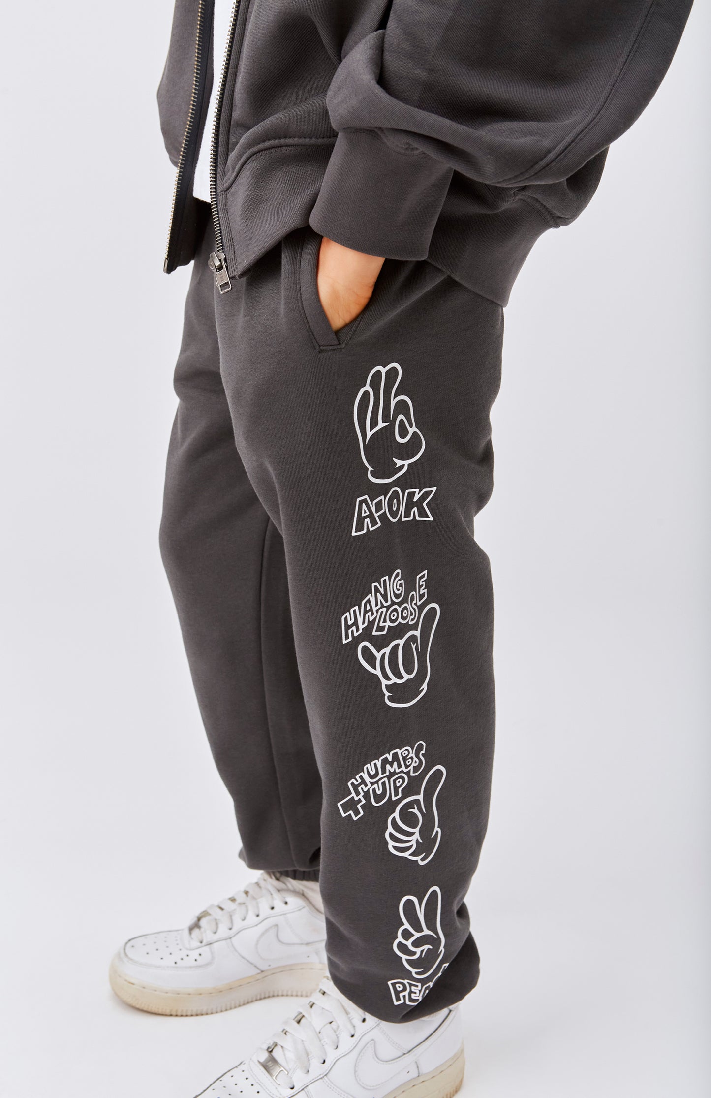 Pantalone in tuta grigia con simboli sui fianchi