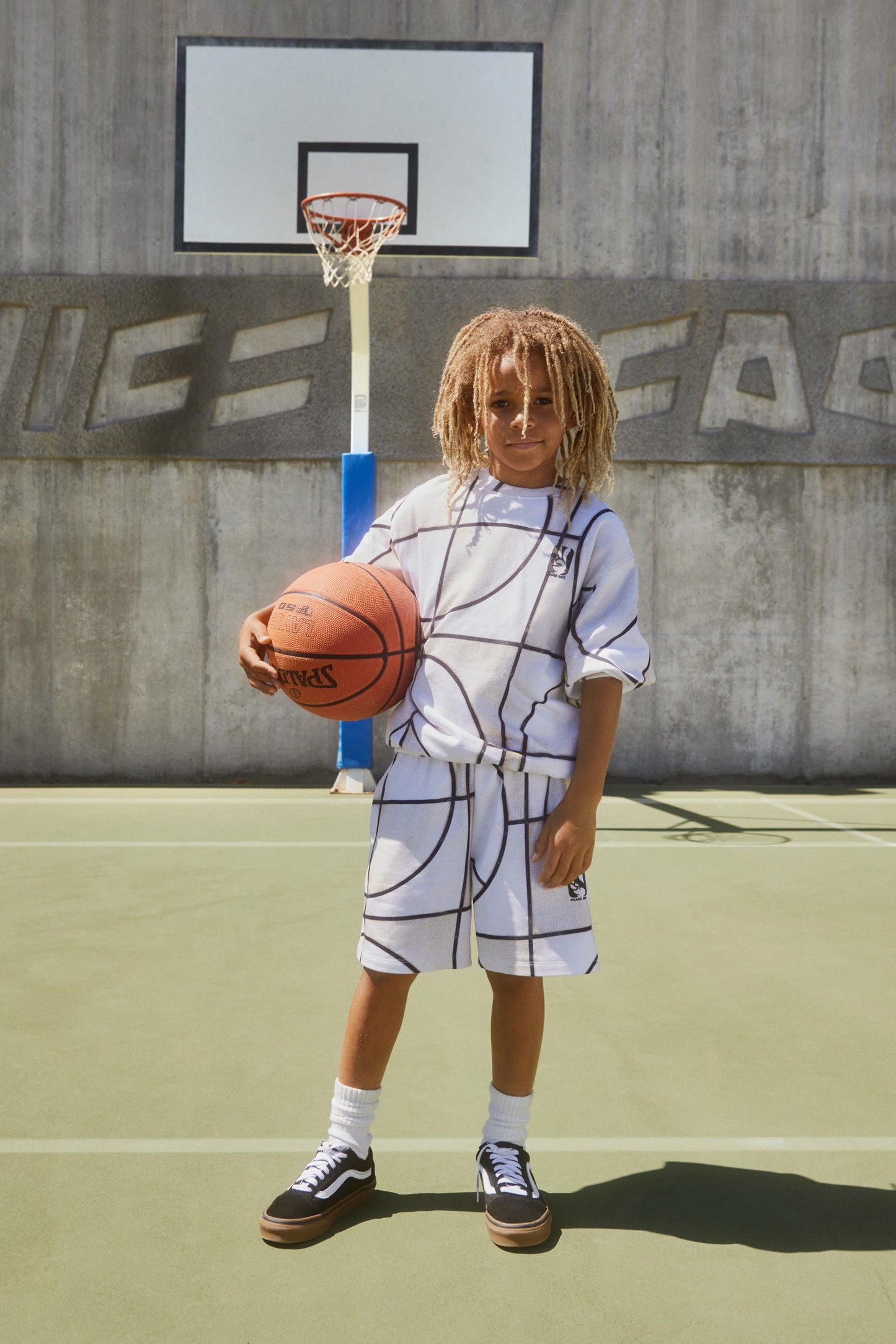 Shorts beige con stampa basket