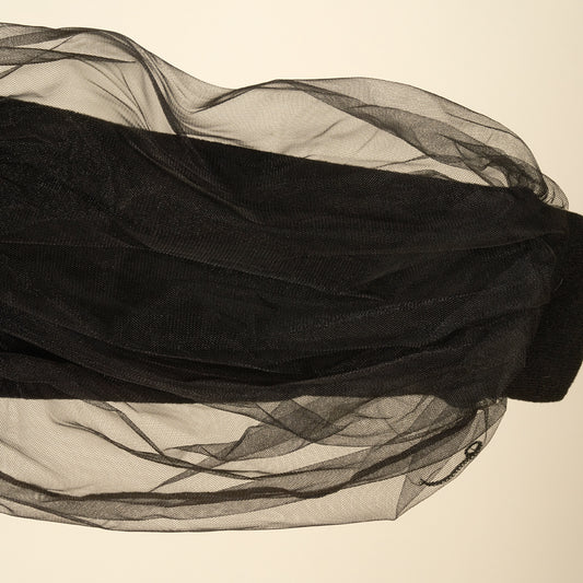 Maglia in caldo cotone nera con maniche in tulle