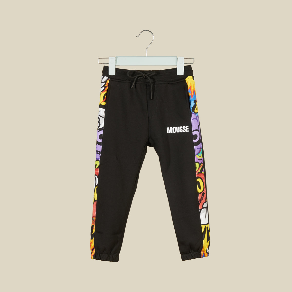 Pantalone jogger in tuta nera con banda laterale con graffiti