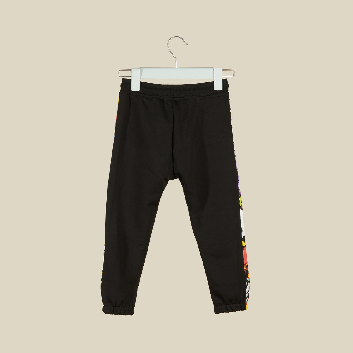 Pantalone jogger in tuta nera con banda laterale con graffiti