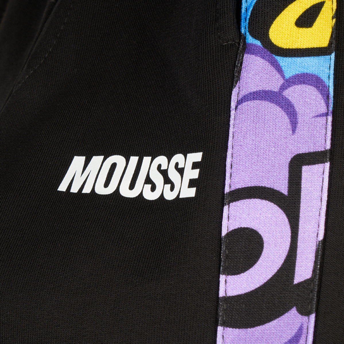 Pantalone jogger in tuta nera con banda laterale con graffiti