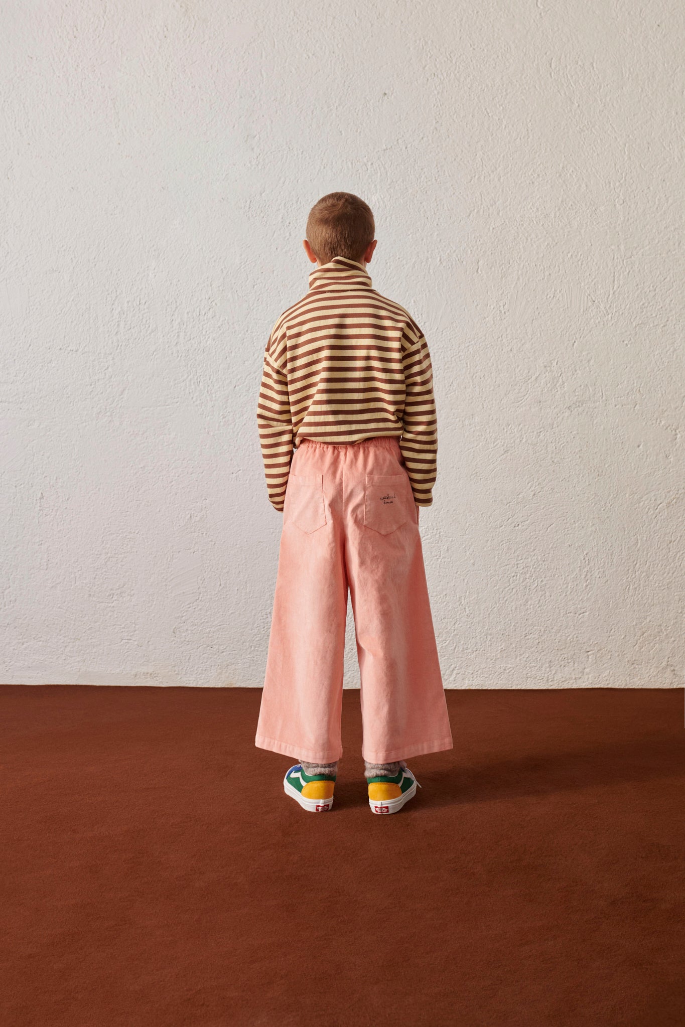 Pantalone svasato in velluto rosa chiaro