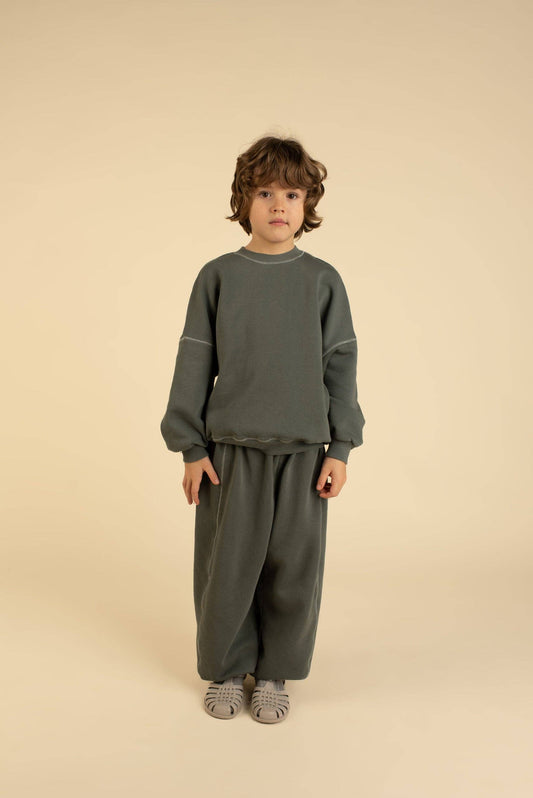 Pantaloni grigi oversize minimalisti