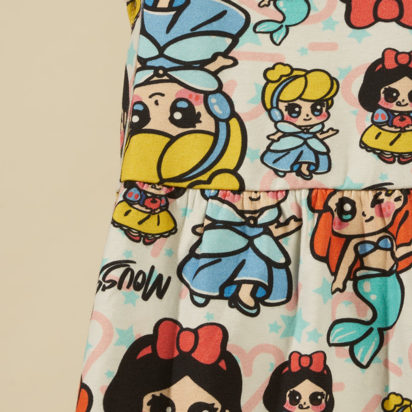 Vestito con maniche a sbuffo con principesse