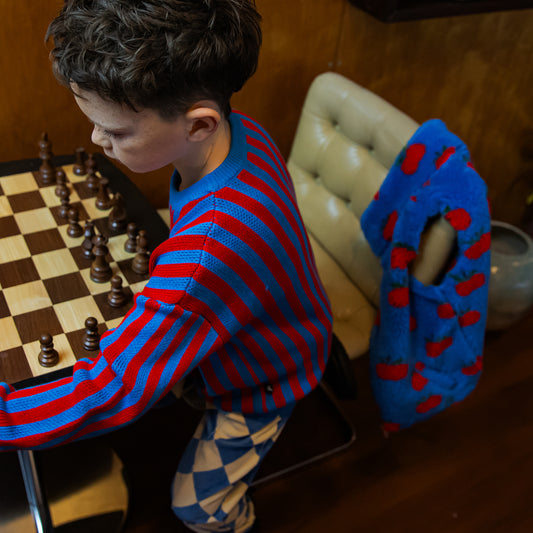 Maglione girocollo a righe blu e rosse