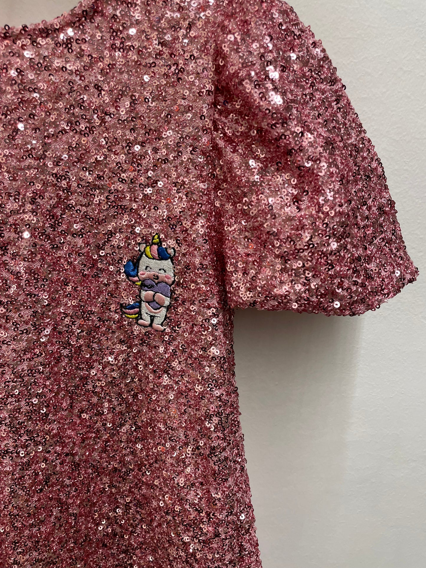 Vestito paillettes rosa con maniche a sbuffo