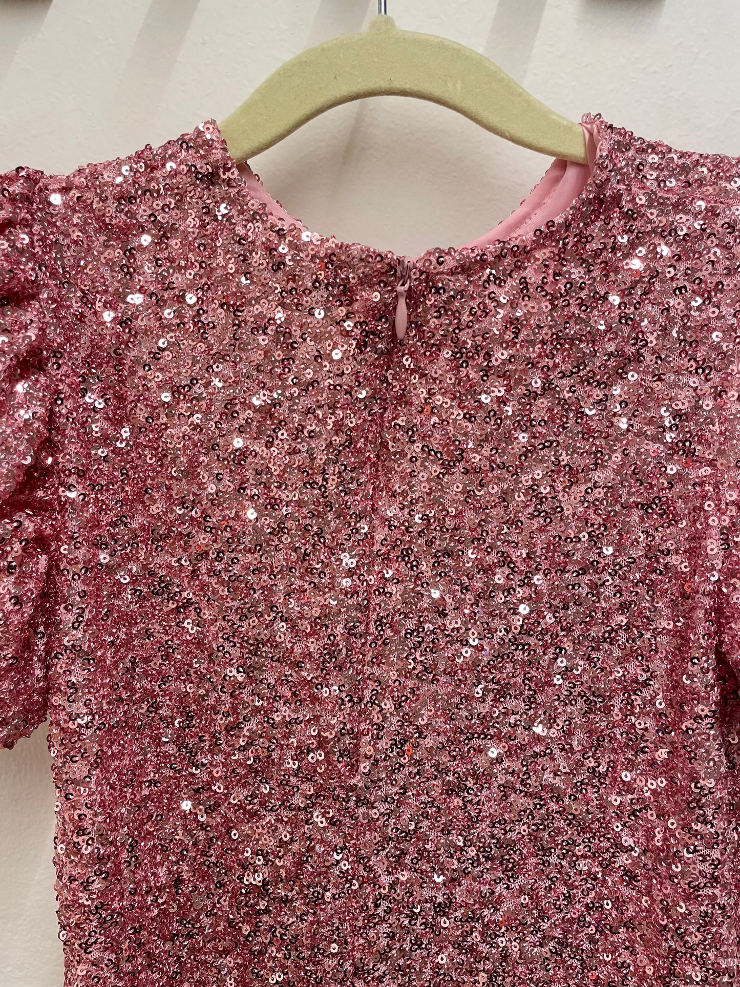 Vestito paillettes rosa con maniche a sbuffo