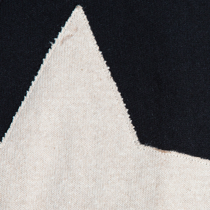 Maglia in caldo cotone nera con stella color orzo