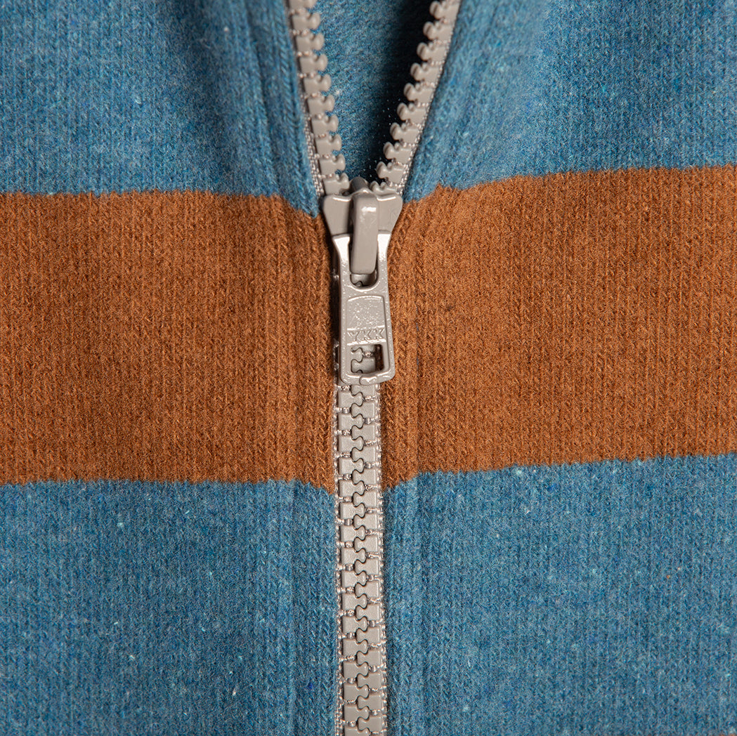 Maglia con zip e cappuccio righe tabacco e cobalto