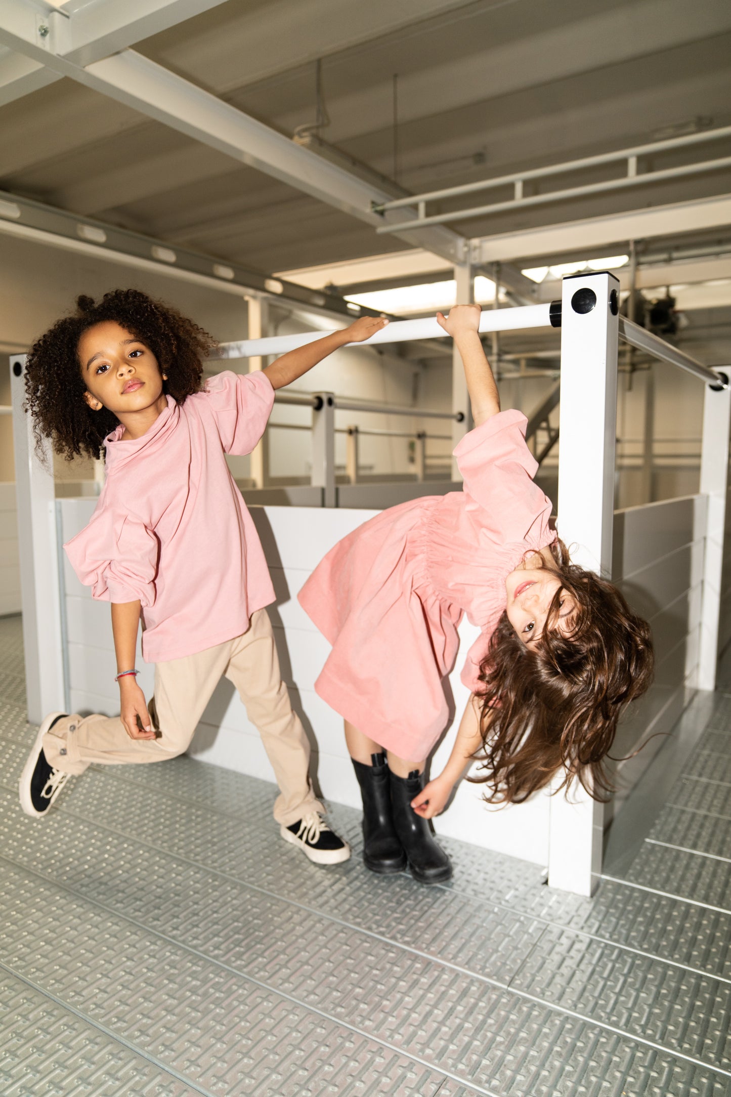 Maglia in jersey giallo sole con collo morbido