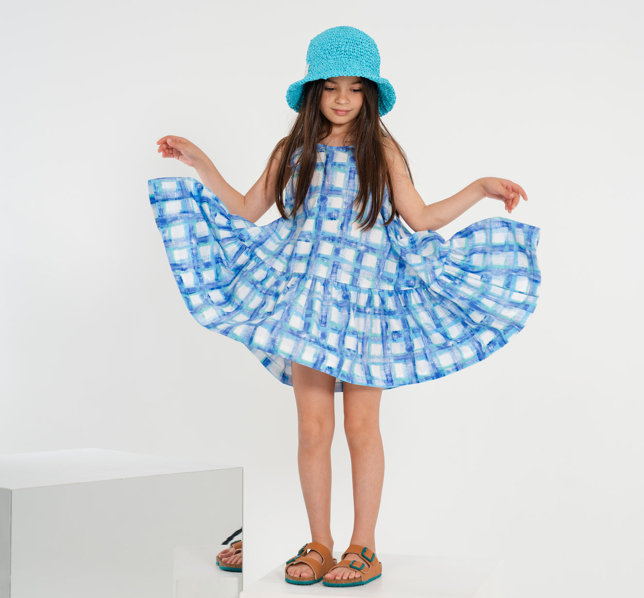 Vestito smanicato in cotone croccante a quadri blu e bianchi