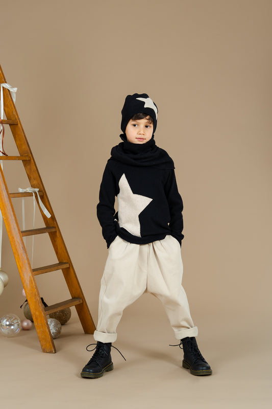 Maglia in caldo cotone nera con stella color orzo