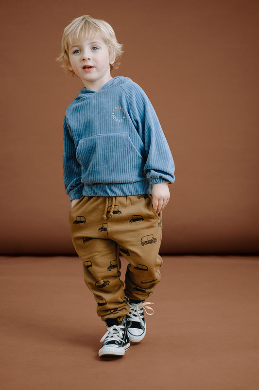 Pantaloni in tuta color biscotto con stampa macchinine