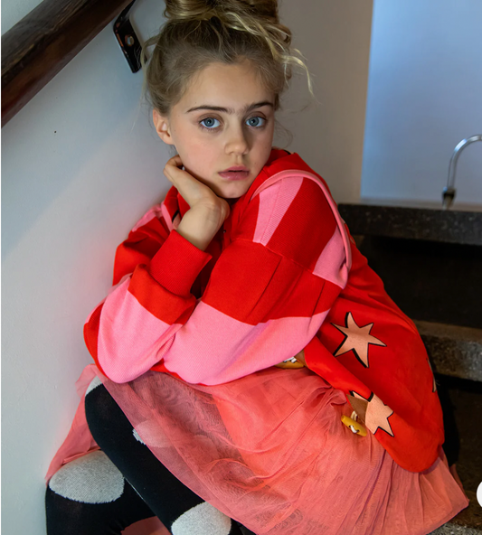 Maglione a righe rosse e rosa