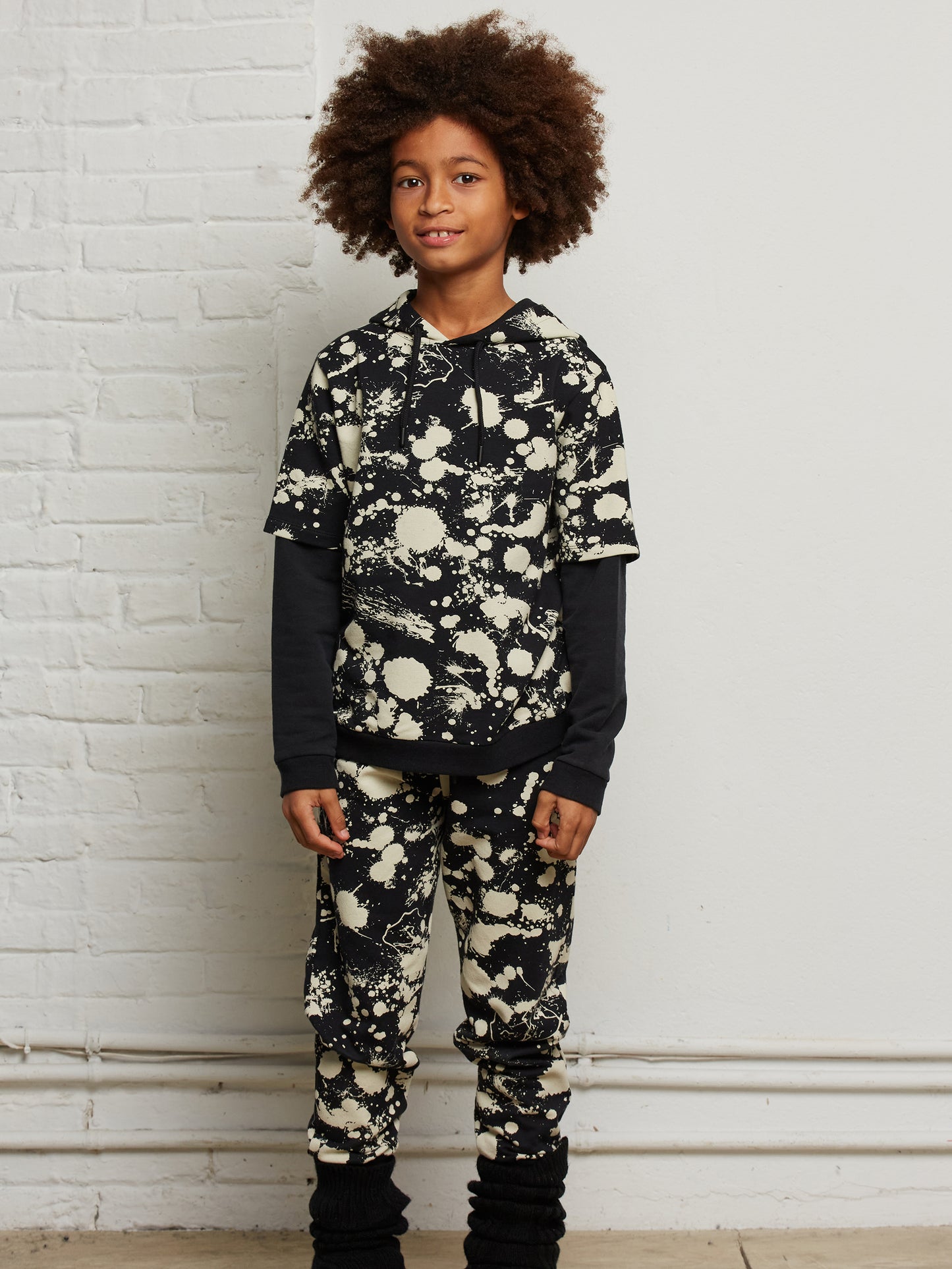 Pantalone jogger nero con macchie di pittura