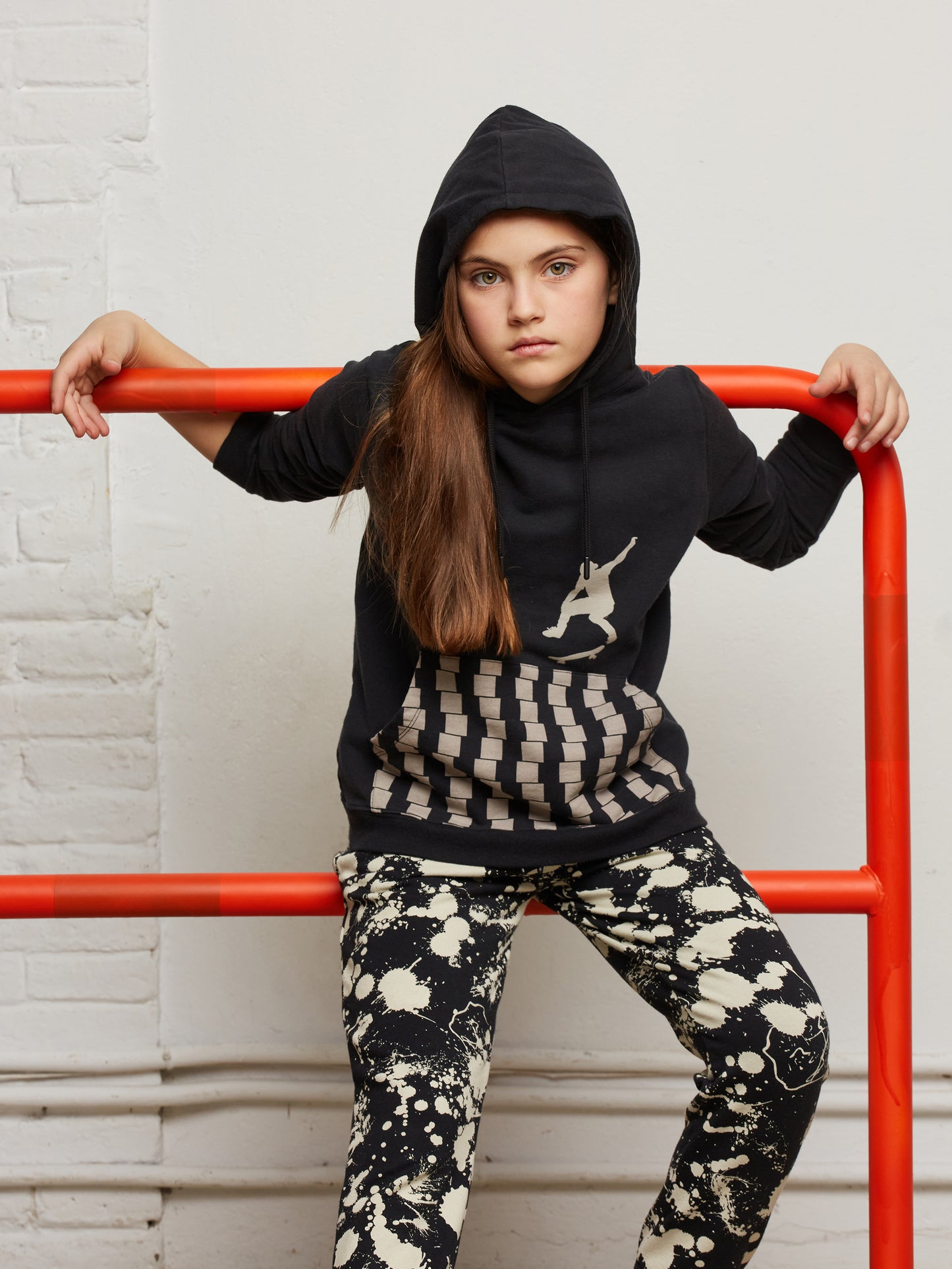 Pantalone jogger nero con macchie di pittura