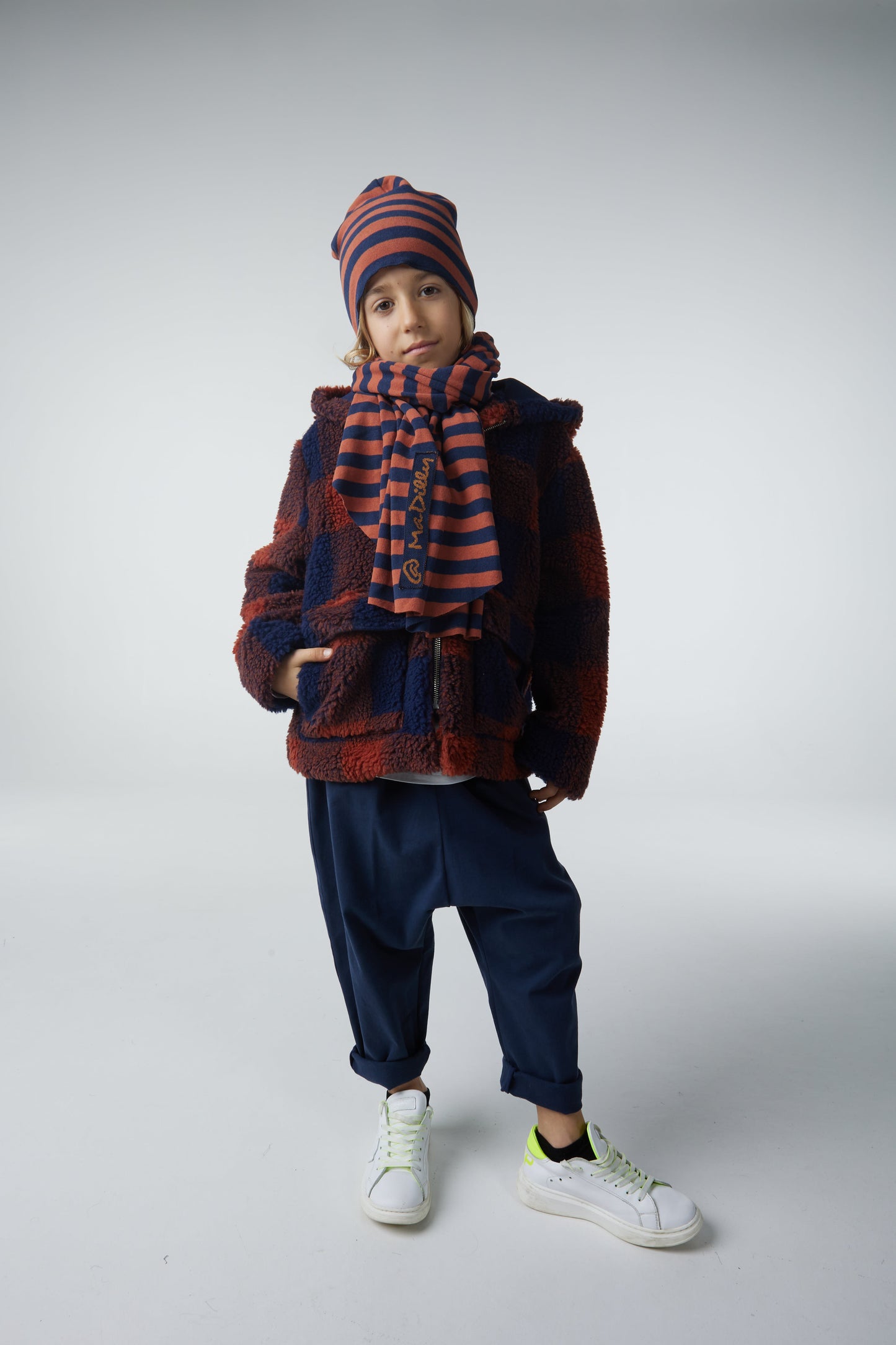 Pantalone blu baggy con pence