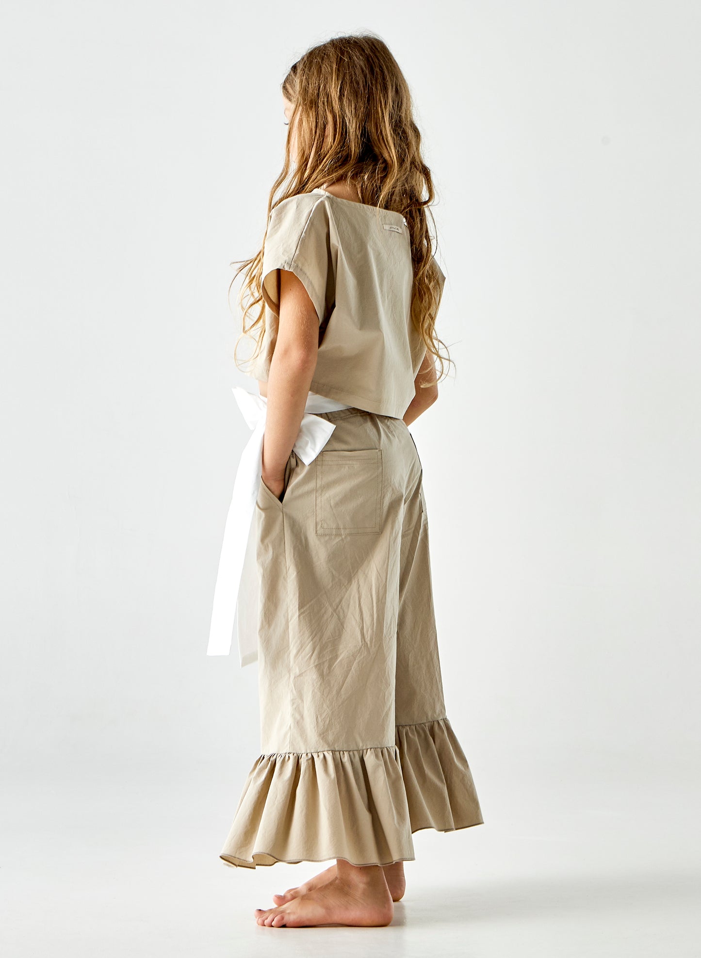 T-shirt crop in cotone croccante sabbia