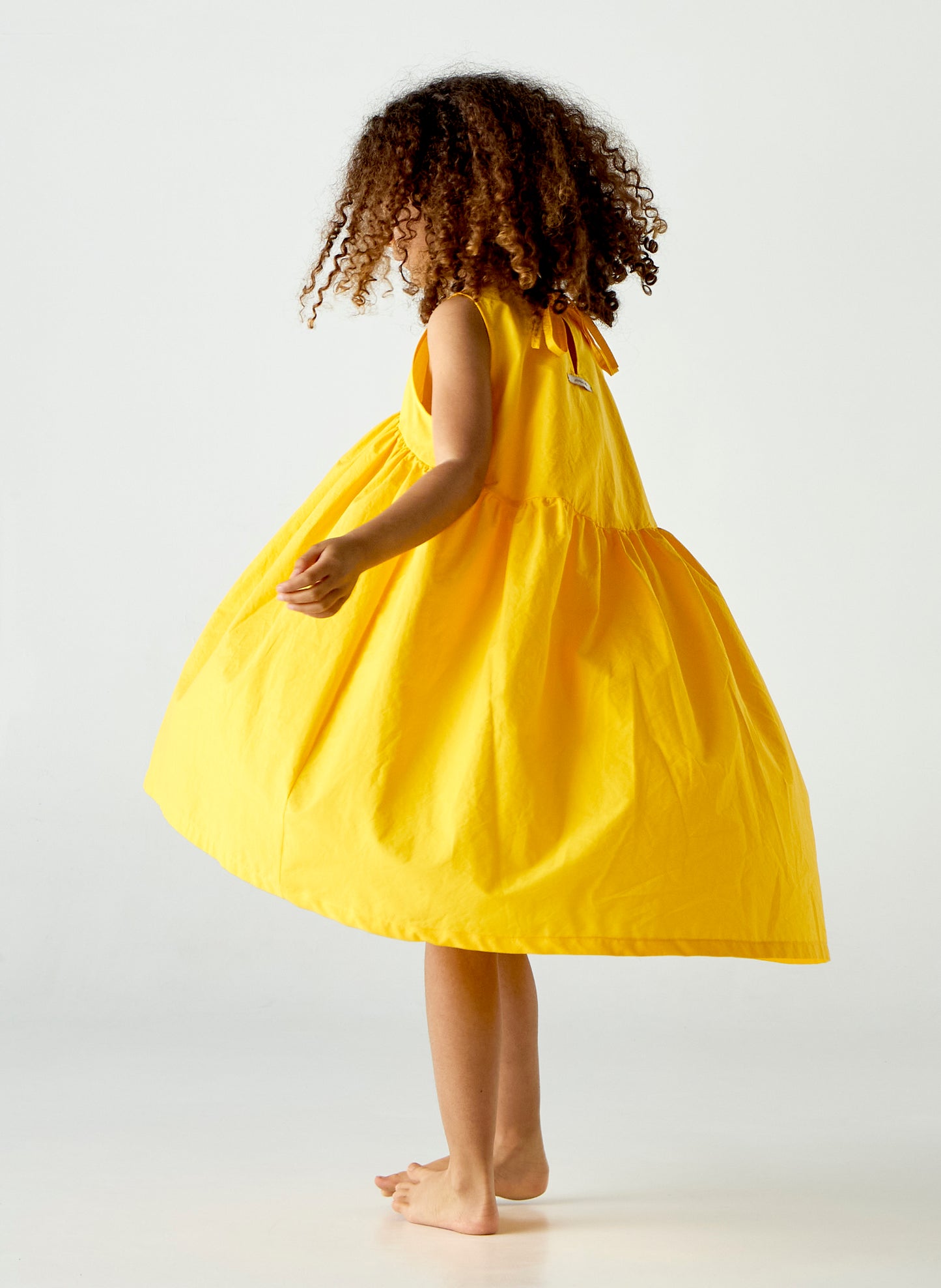 Vestito smanicato in cotone croccante giallo girasole