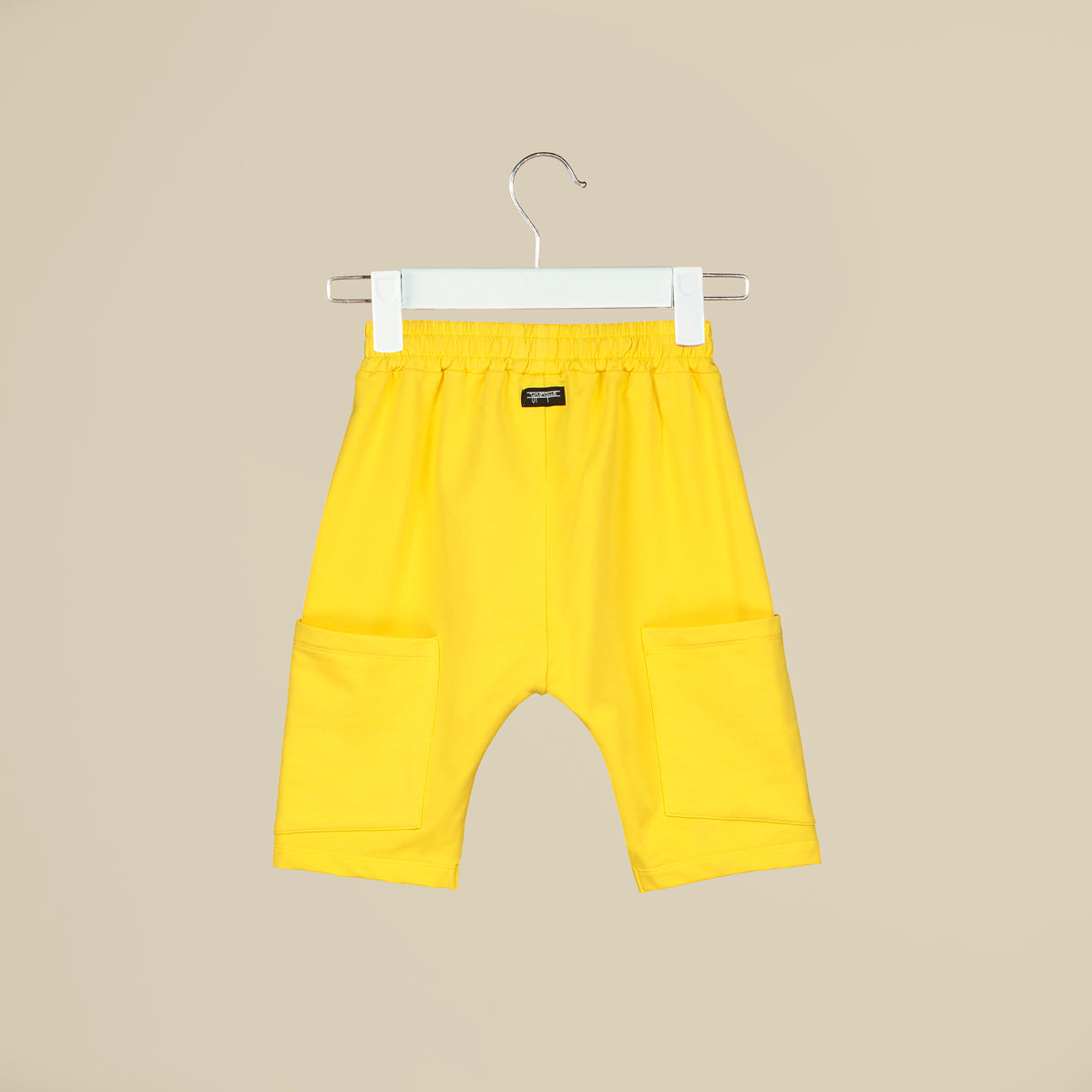 Shorts baggy in tuta gialla con tasconi