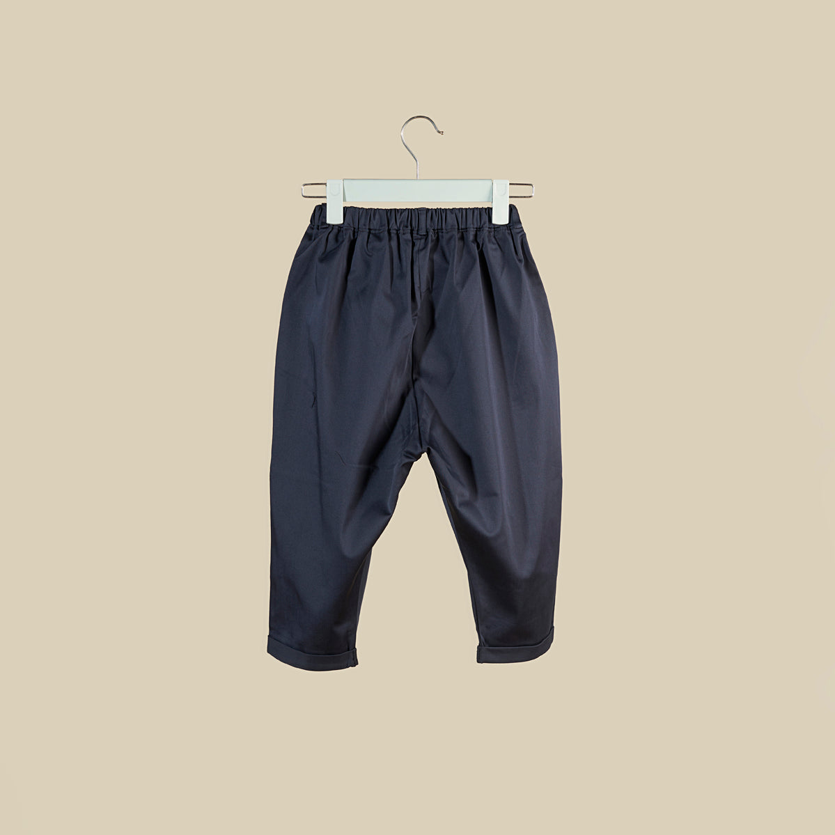 Pantalone blu baggy con pence