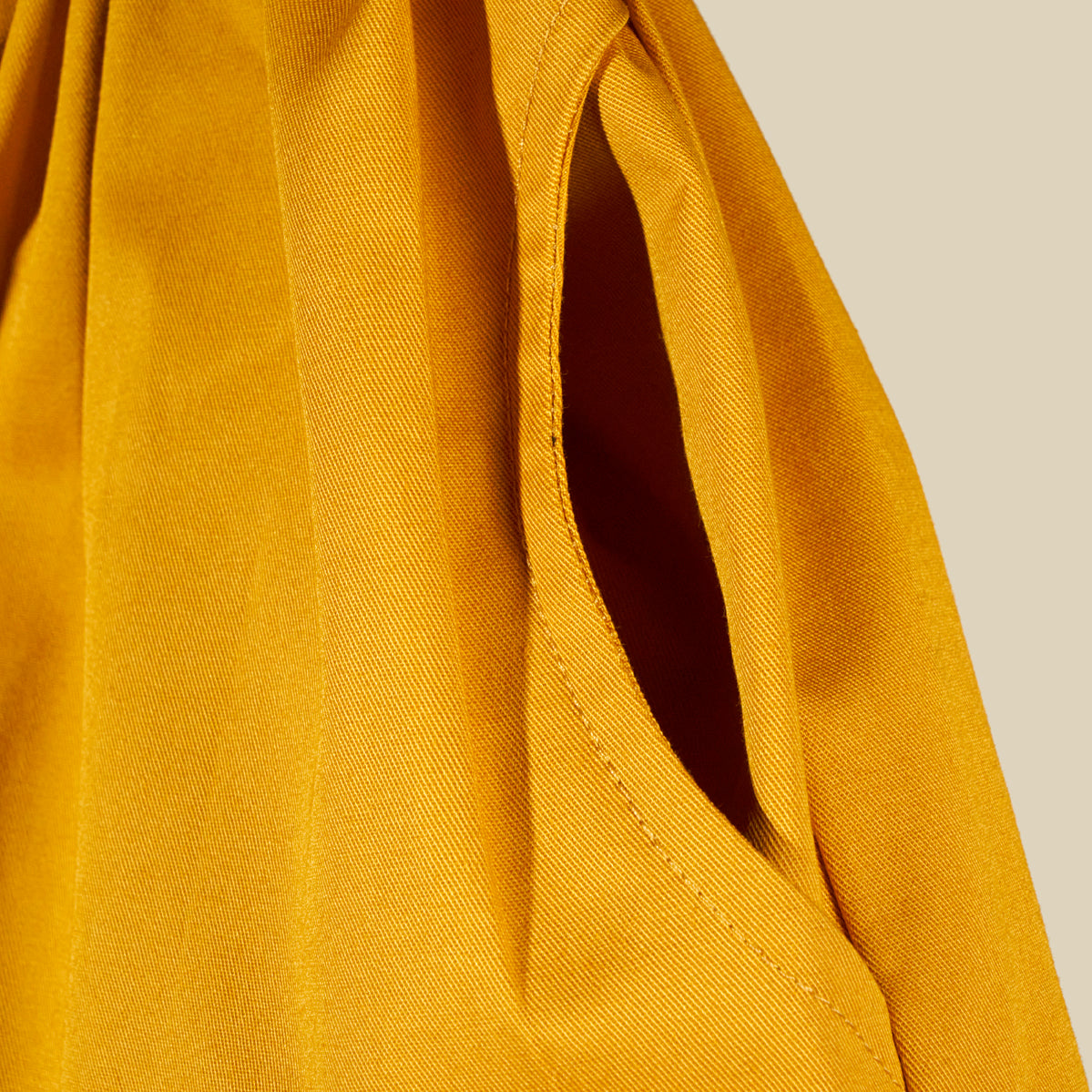 Gonna corta in tessuto gabardine giallo ocra