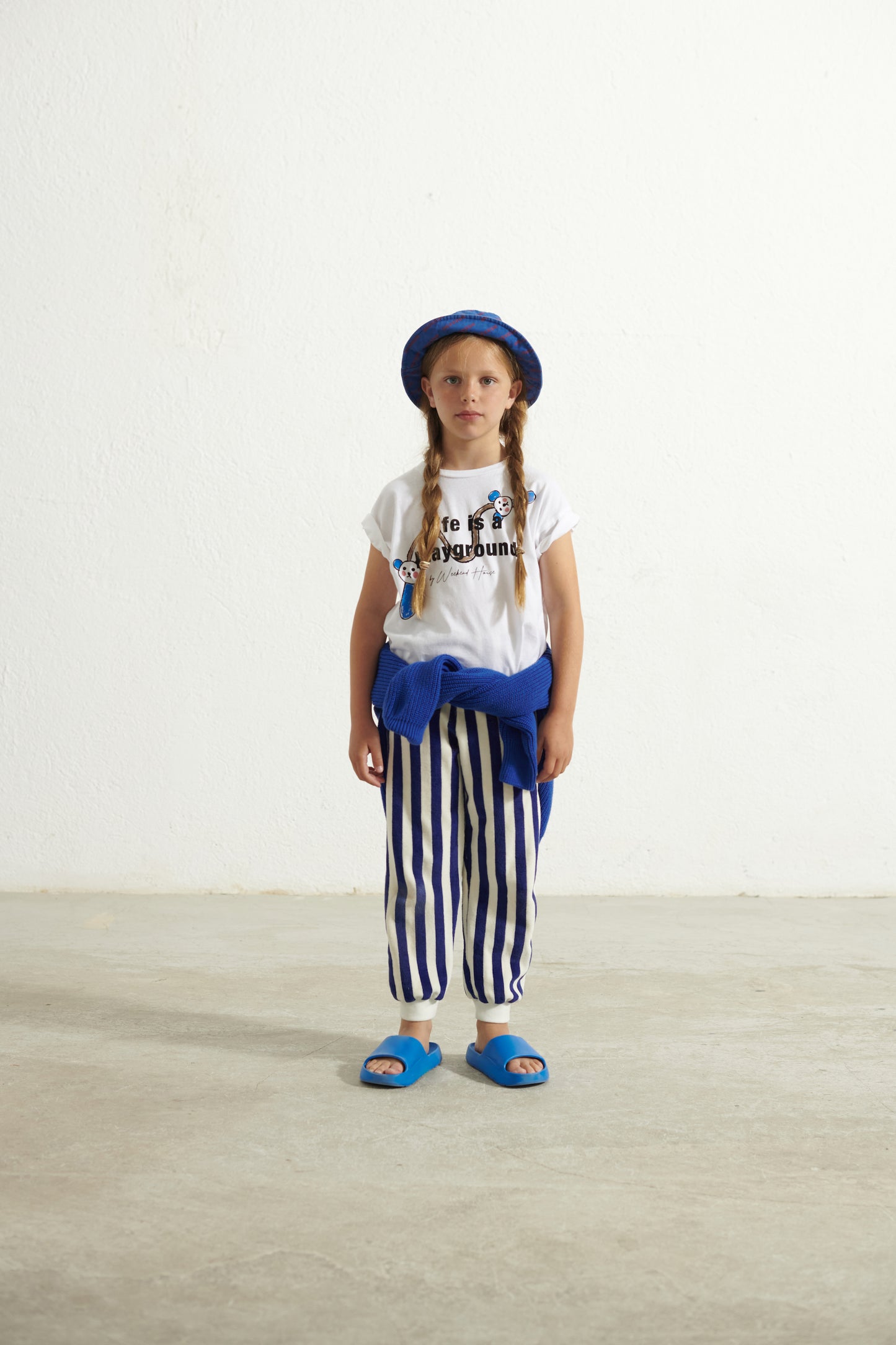 T-shirt bianca a maniche corte con scritta "Life is a playground"