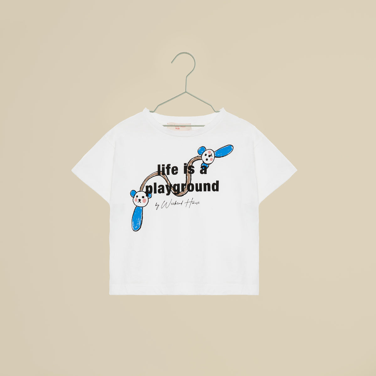 T-shirt bianca a maniche corte con scritta "Life is a playground"