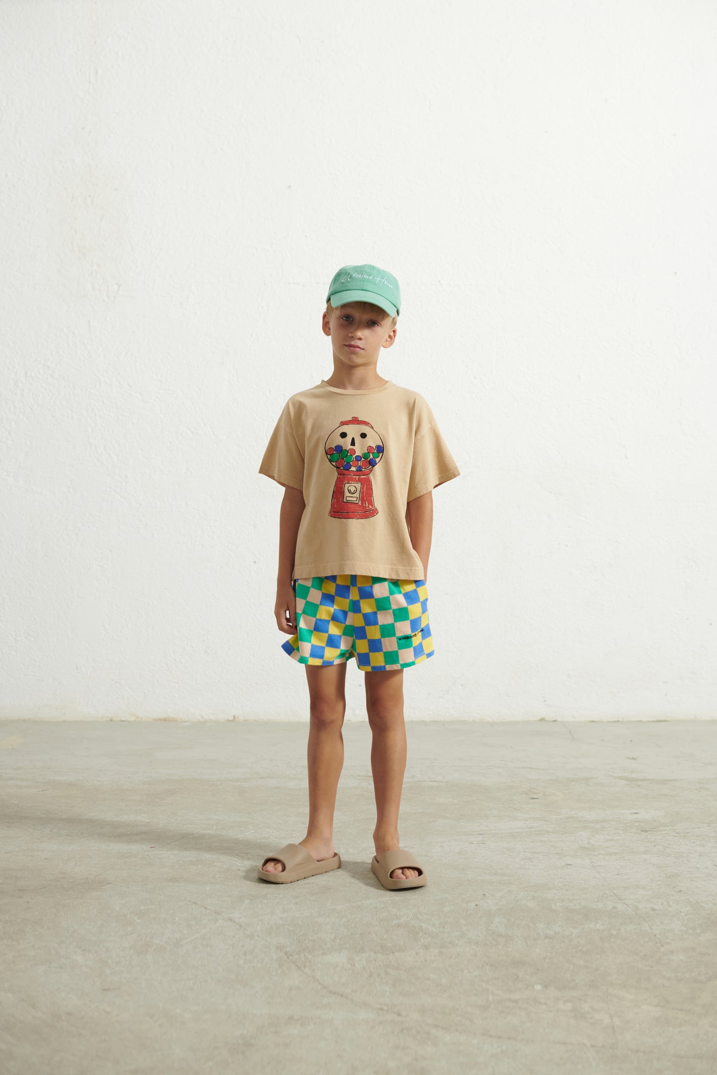 T-shirt beige a maniche corte con distributore di cicche