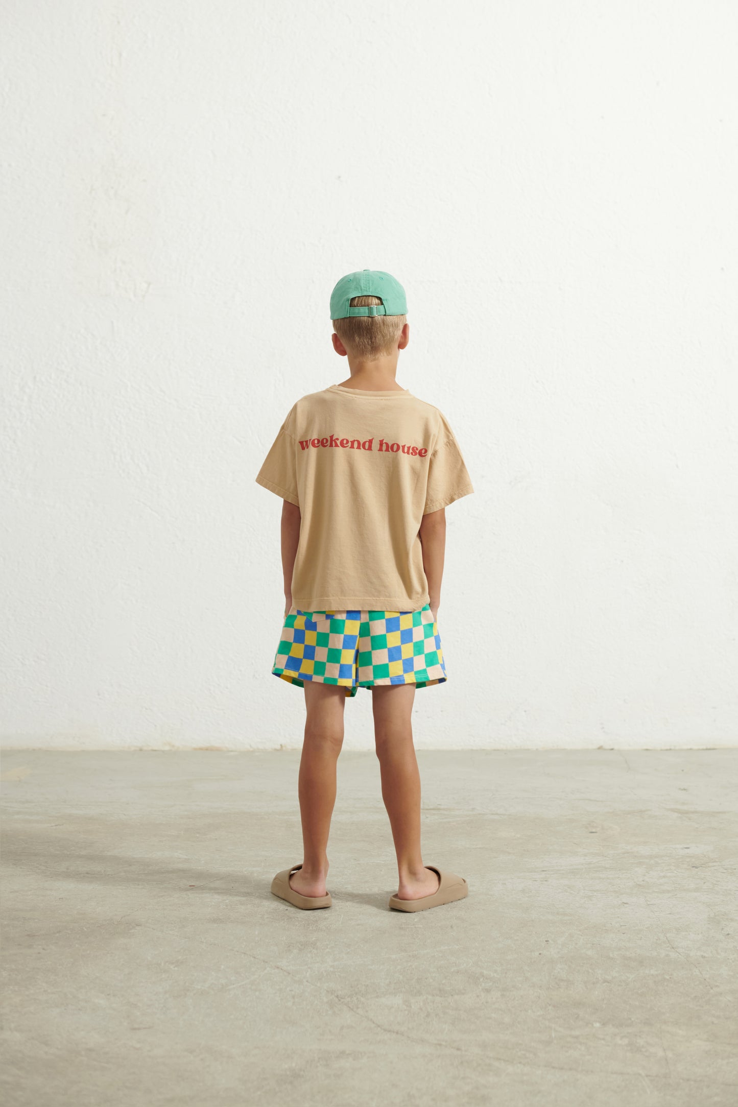 T-shirt beige a maniche corte con distributore di cicche