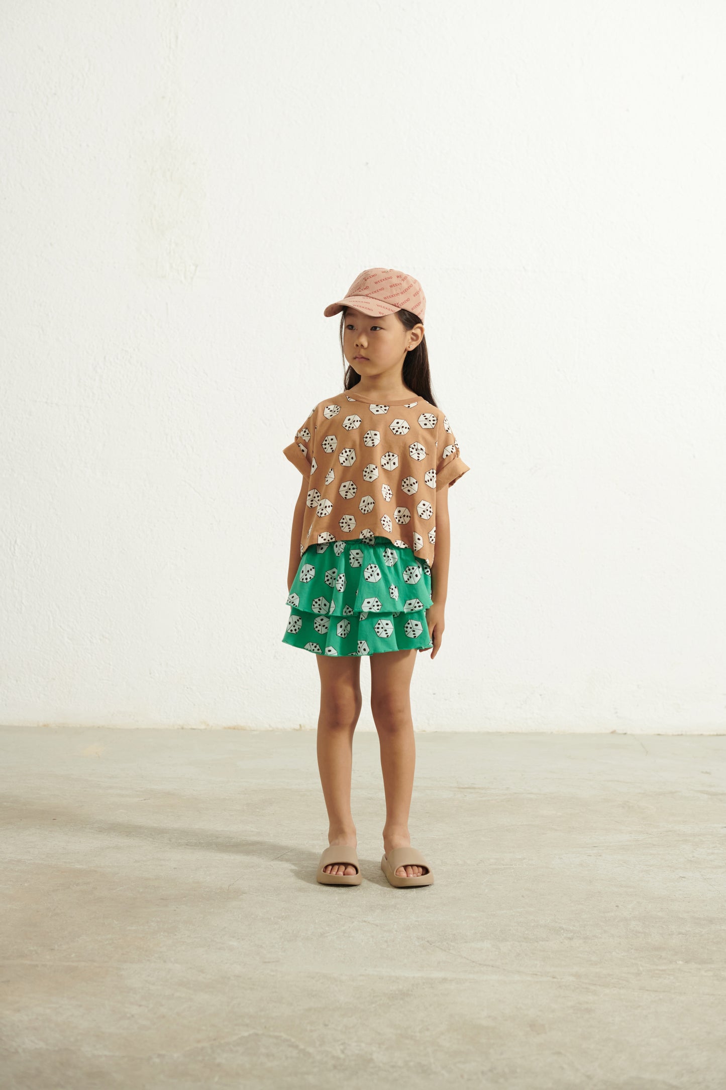 T-shirt crop con stampa con cubi