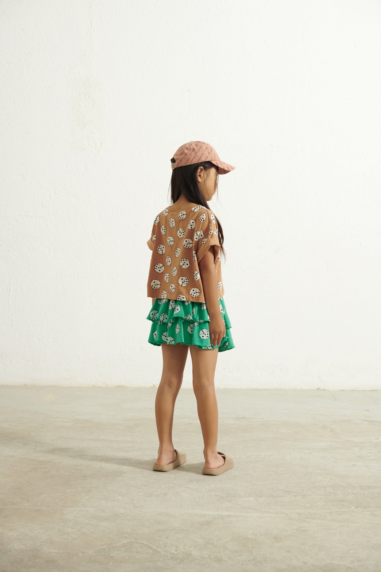 T-shirt crop con stampa con cubi