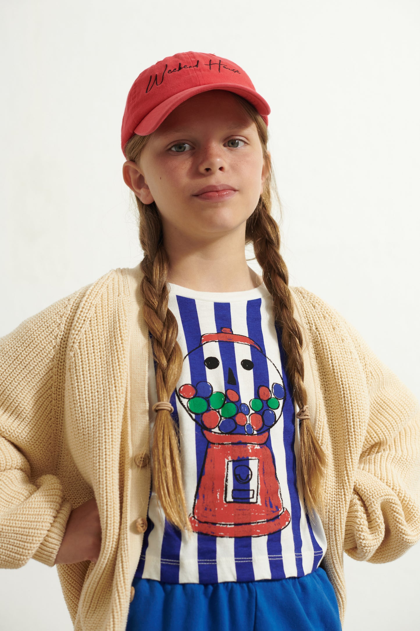 T-shirt crop a righe bianche e blu