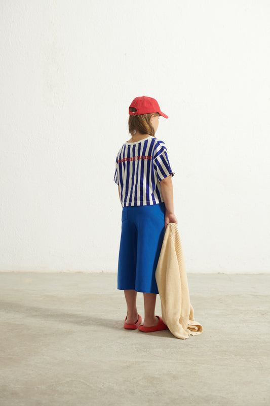 T-shirt crop a righe bianche e blu