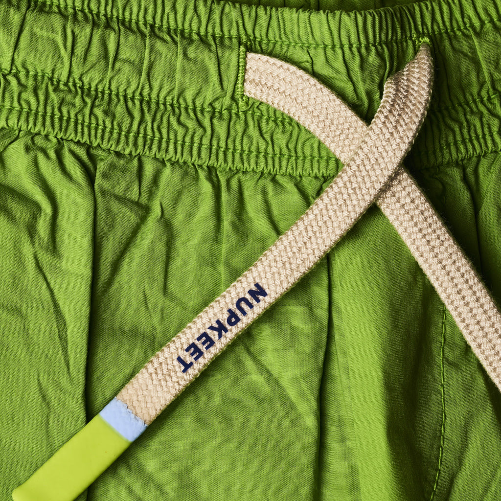 Short verde in tessuto leggero parachute