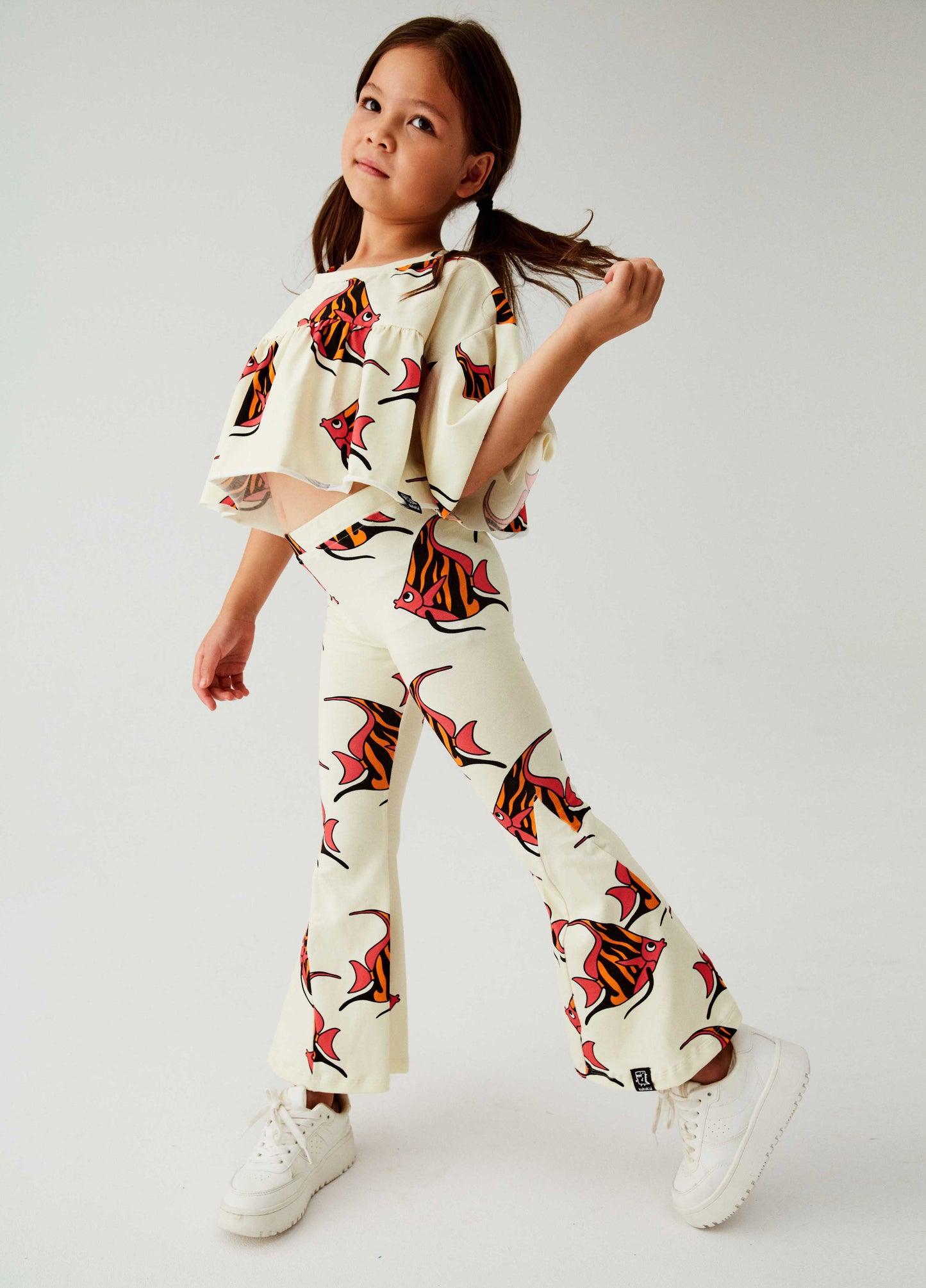 Pantalone a zampa beige con stampa pesci tropicali