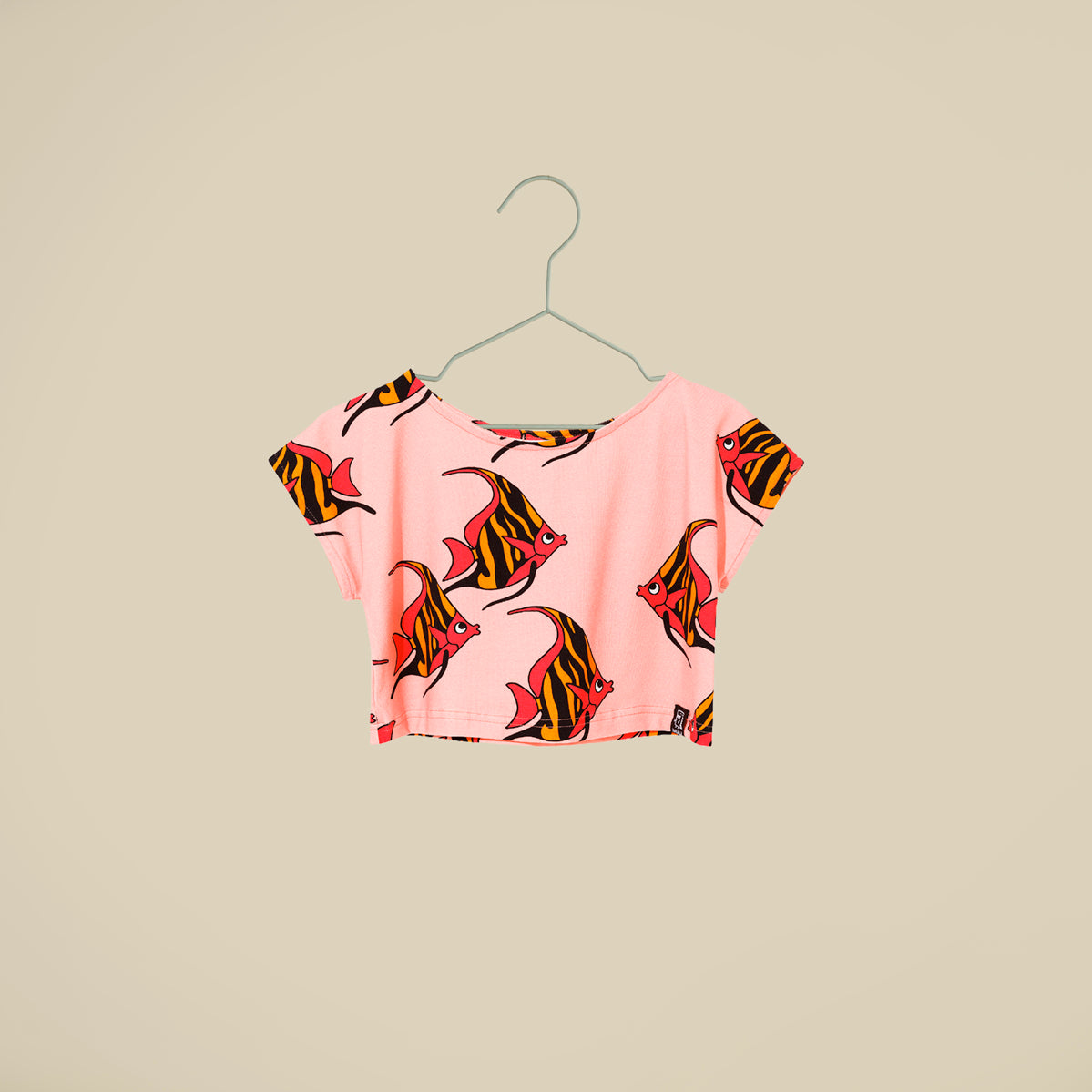 Top crop rosa mezze maniche con fantasia pesci tropicali
