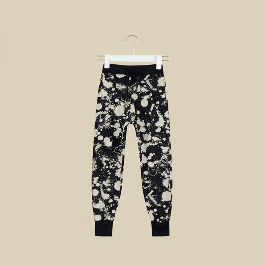 Pantalone jogger nero con macchie di pittura