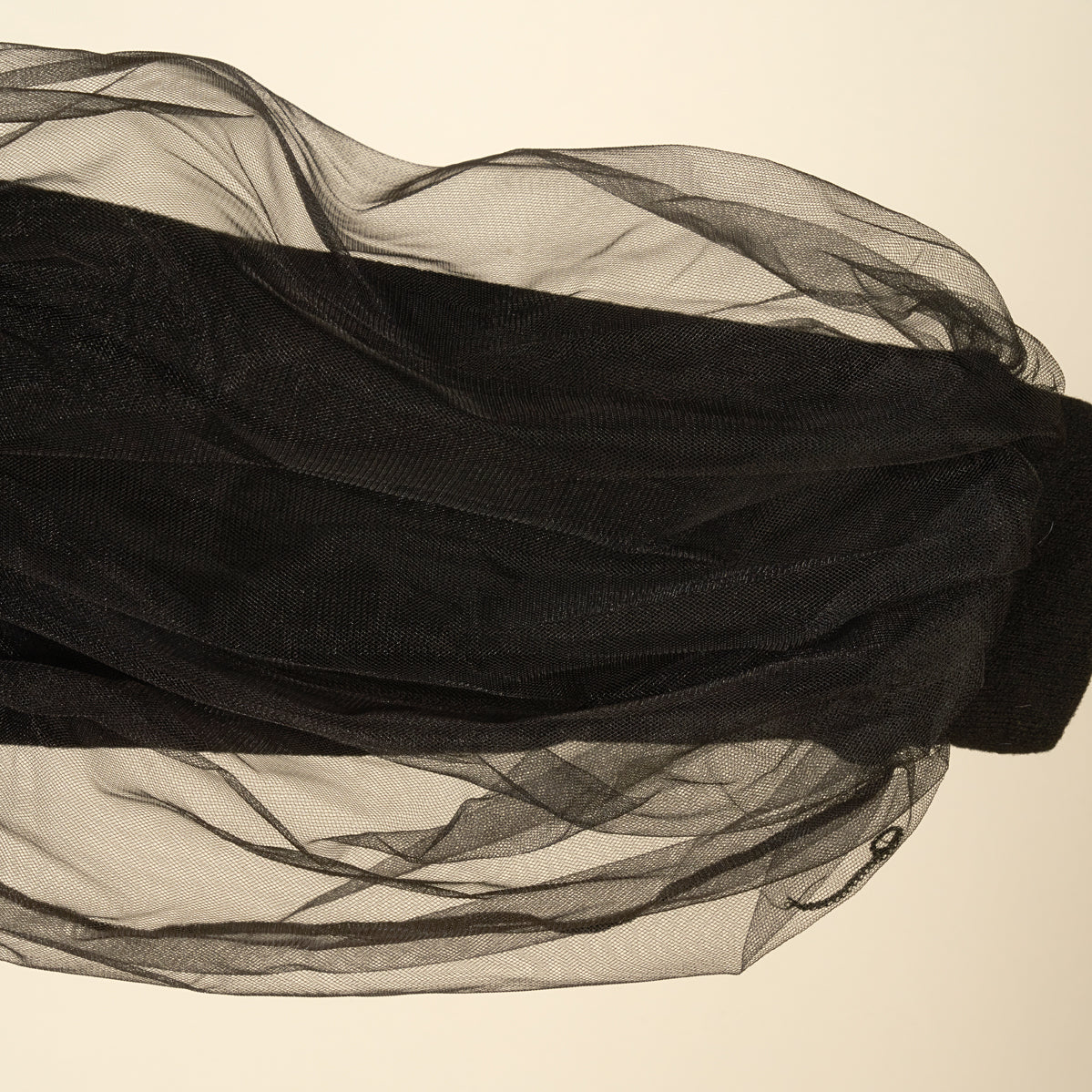 Maglia in caldo cotone nera con maniche in tulle