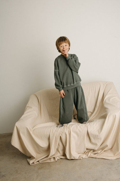 Pantaloni grigi oversize minimalisti