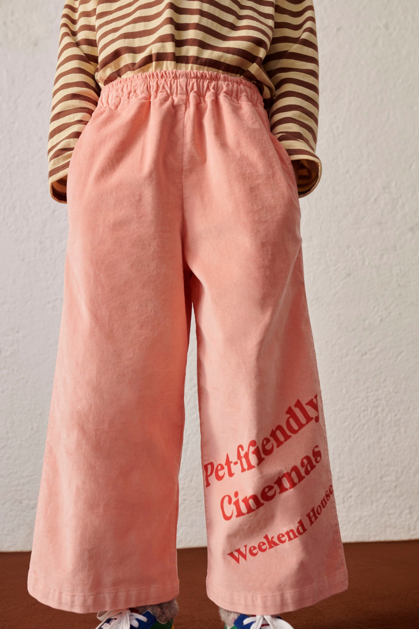 Pantalone svasato in velluto rosa chiaro