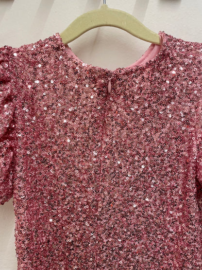 Vestito paillettes rosa con maniche a sbuffo