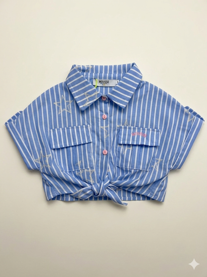 Camicia crop a righe azzurre e bianche