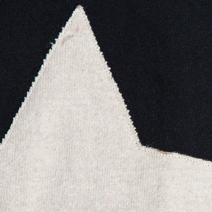 Maglia in caldo cotone nera con stella color orzo