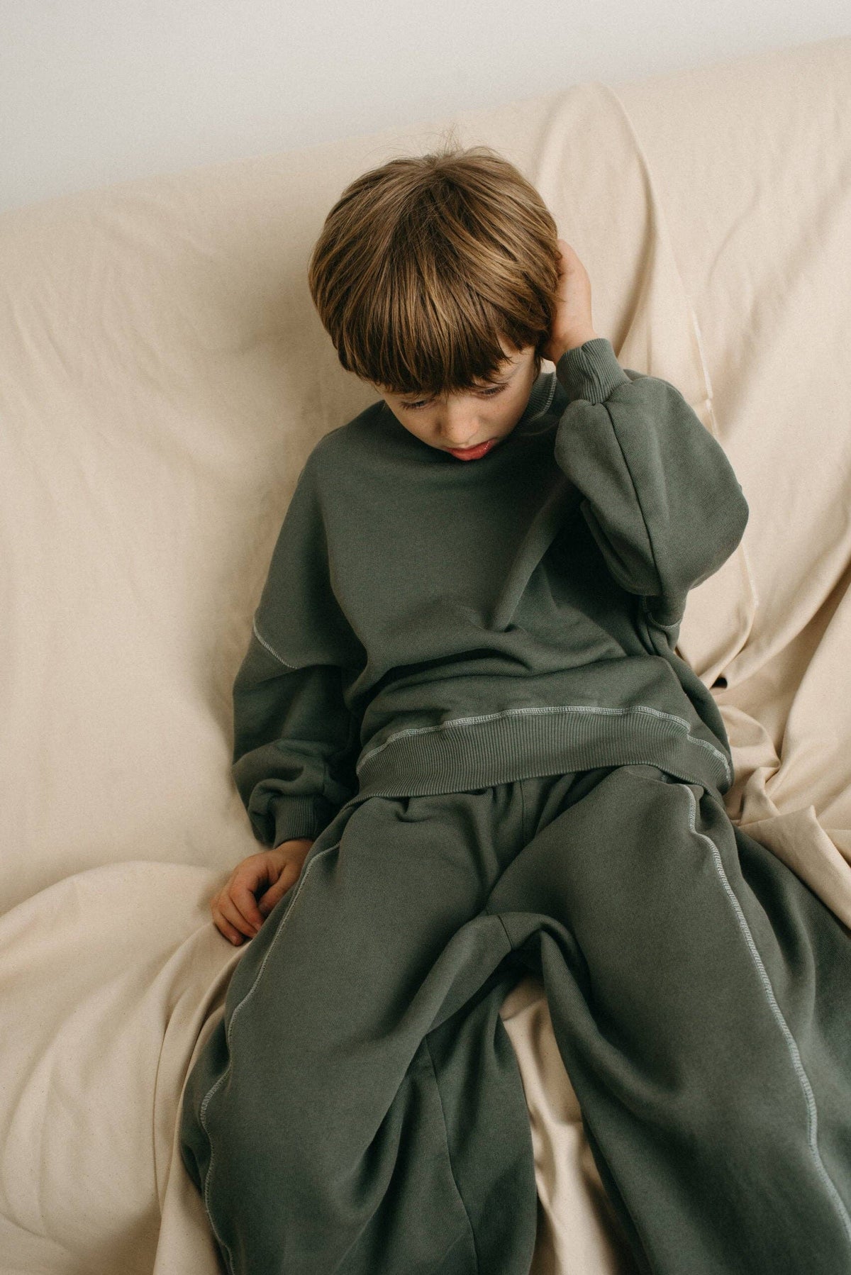 Pantaloni grigi oversize minimalisti